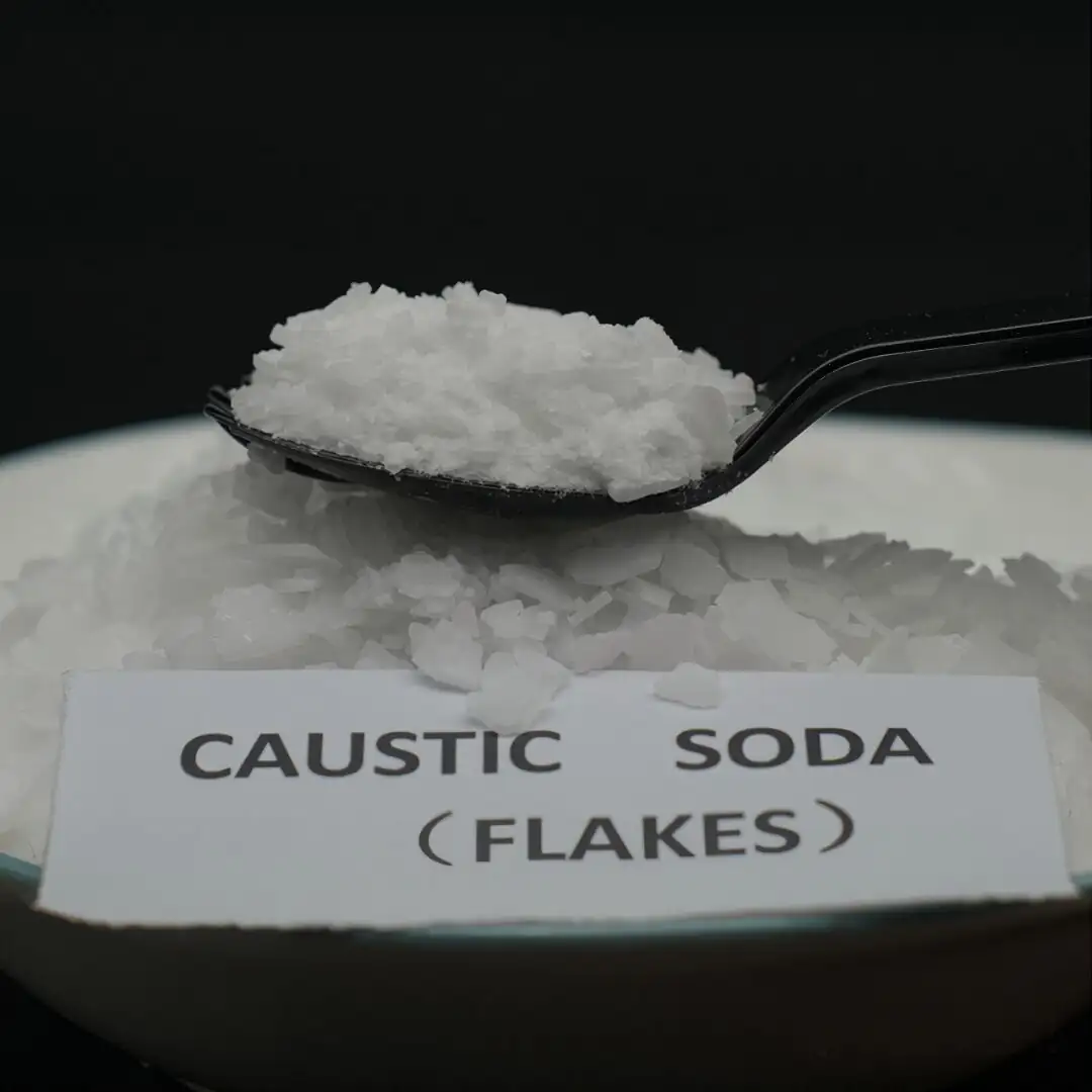 Tampak dekat Soda Kaustik Serpihan 98,5%